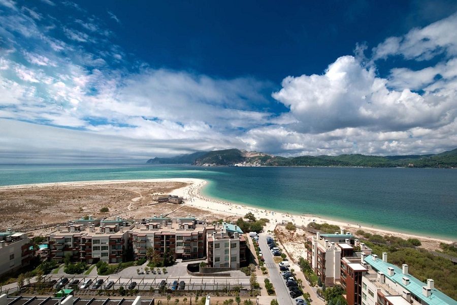 praia de troia localização