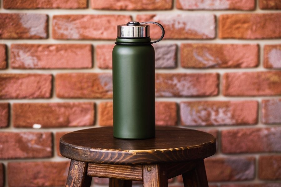 Como limpar garrafas de outros materiais