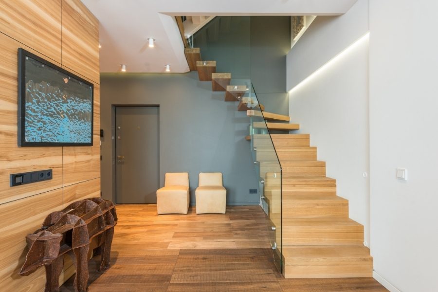 Decoração funcional para o espaço sob a escada