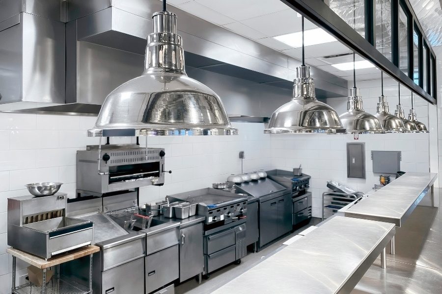 Equipamentos essenciais para uma cozinha industrial