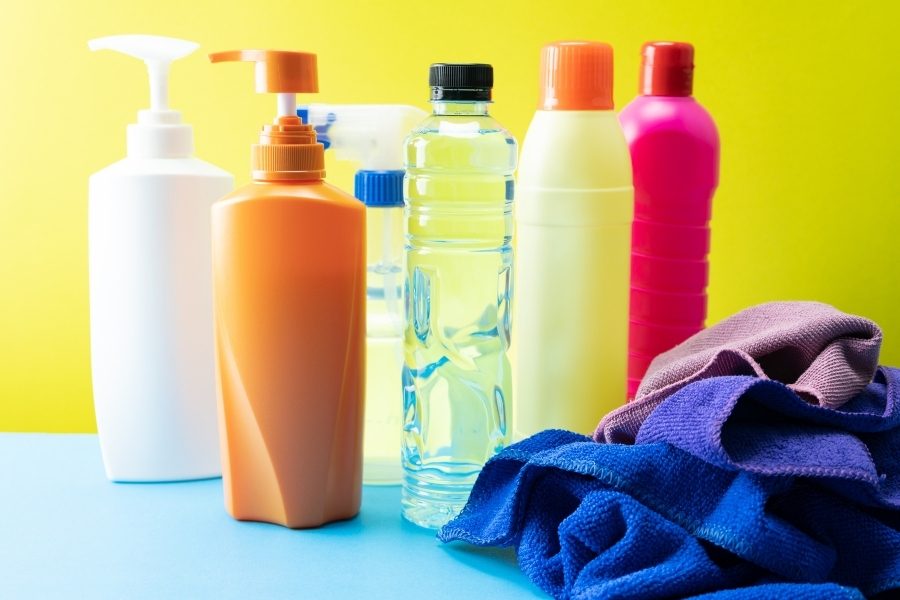 Materiais e produtos necessários para limpar garrafas