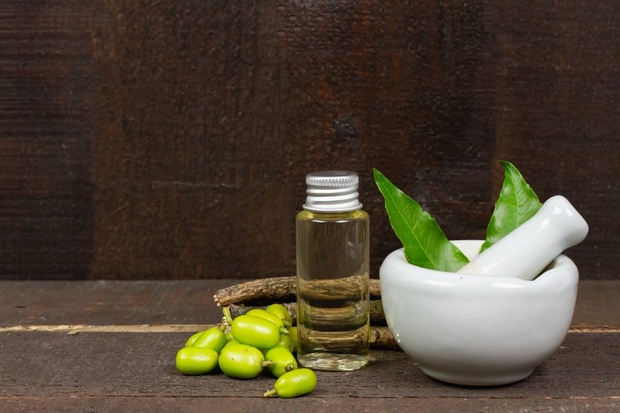 Segurança e precauções no uso do óleo de neem