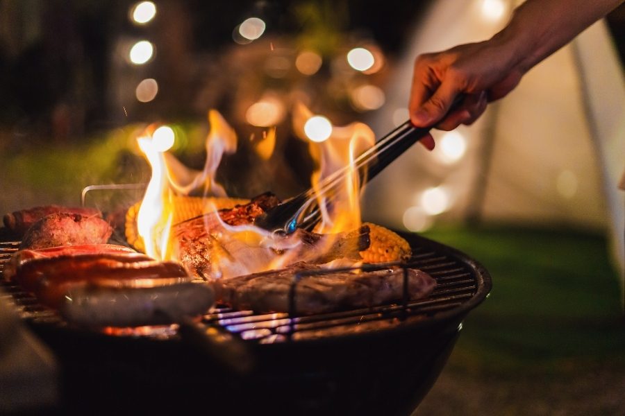 Iluminação e conforto para churrascos noturnos