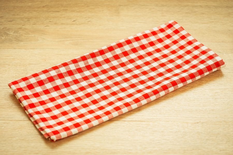 Tecidos e têxteis para uma mesa de verão acolhedora