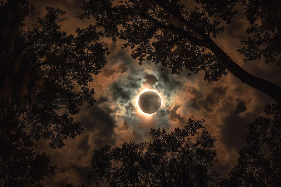 como se forma o eclipse solar