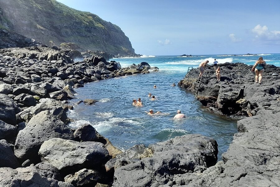 As termas da Ponta da Ferraria e o centro geotermal