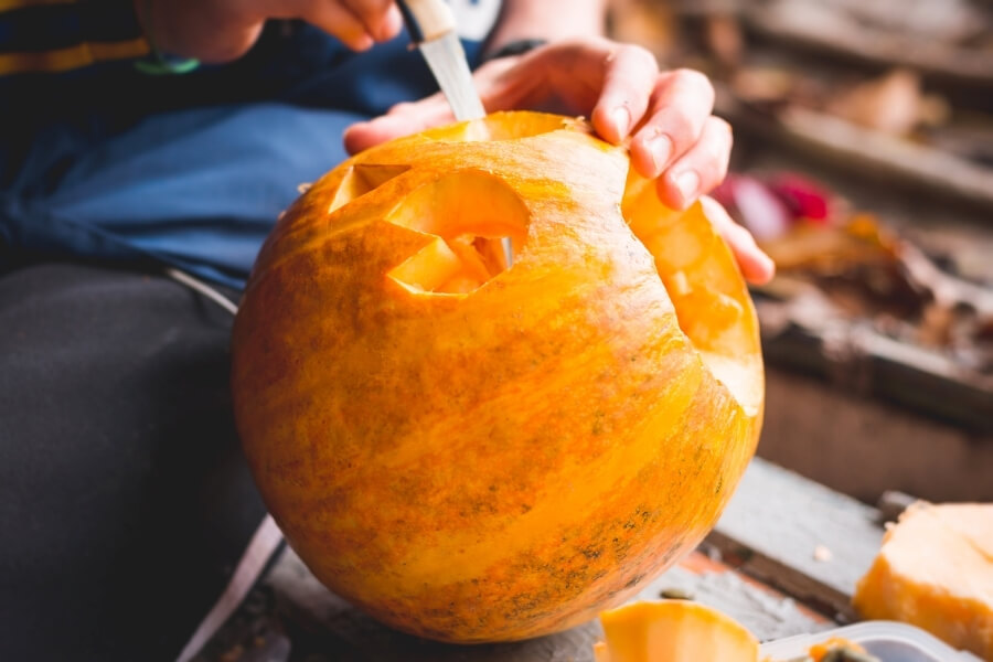 Como fazer lanterna de abóbora para Halloween