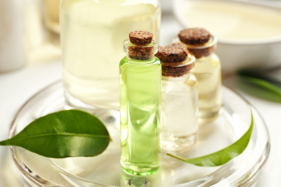 Como usar óleo de melaleuca nas unhas